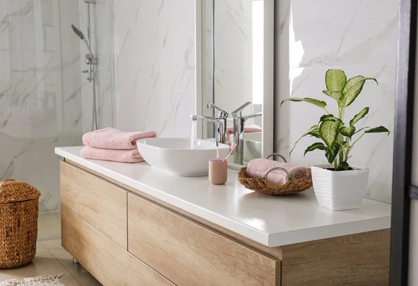Moderner Spiegel Und Waschbecken Stilvollen Badezimmer — Stockfoto