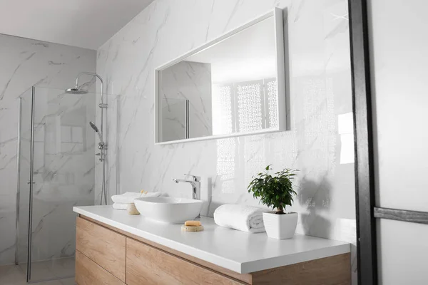 Espelho Moderno Navio Afundar Banheiro Elegante — Fotografia de Stock