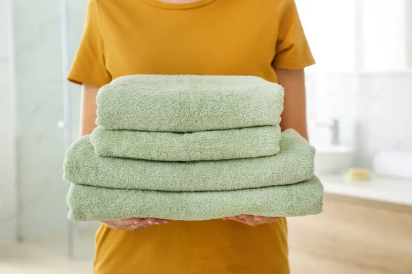 Banyoda Temiz Havlu Tutan Kadın Yakın Plan — Stok fotoğraf