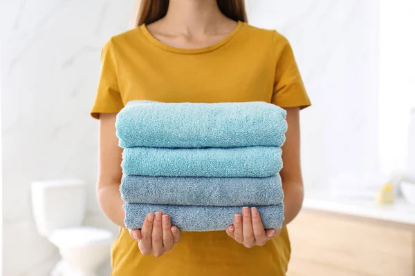 Kobieta Trzymająca Świeże Ręczniki Łazience Zbliżenie — Zdjęcie stockowe
