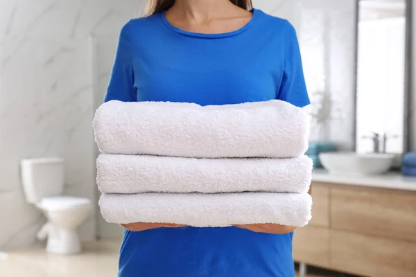 Γυναίκα Κρατώντας Καθαρές Πετσέτες Στο Μπάνιο Closeup — Φωτογραφία Αρχείου