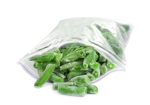 把冰冻的绿豆放在塑料袋里,与白色隔离. 蔬菜p — 图库照片