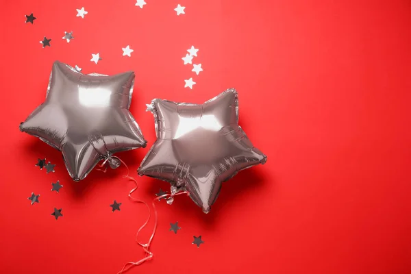 Sternförmige Rosa Luftballons Und Konfetti Auf Rotem Hintergrund Flache Lage — Stockfoto