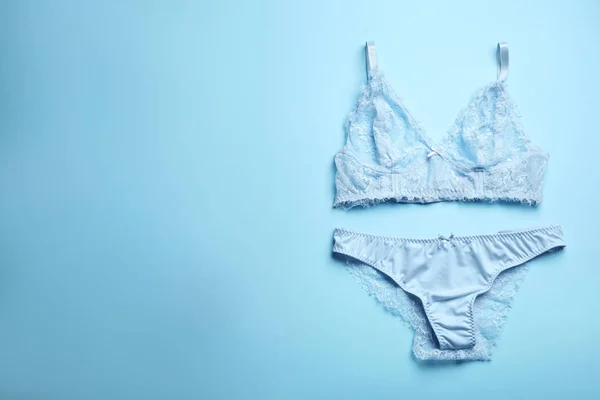 Biancheria Intima Femminile Elegante Sfondo Azzurro Piatta Spazio Testo — Foto Stock