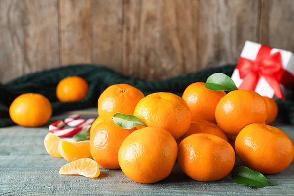 Goûteuses mandarines fraîches sur table en bois bleu. Fête de Noël — Photo