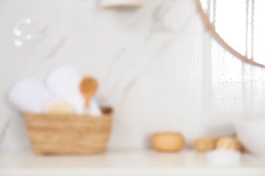 Modern banyo ve tuvalet malzemelerinin bulanık görüntüsü