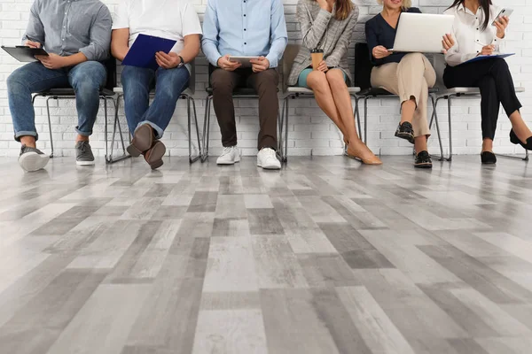 Personas que esperan una entrevista de trabajo en la oficina, primer plano — Foto de Stock