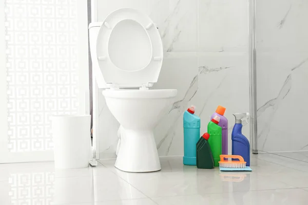 Туалетные Принадлежности Чистящие Средства Современной Ванной Комнате — стоковое фото