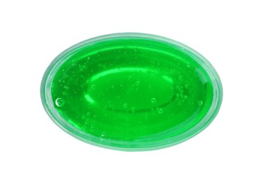 Plastik konteynırdaki yeşil balçık beyaza izole edilmiş, üst manzara. Stres önleyici oyuncak