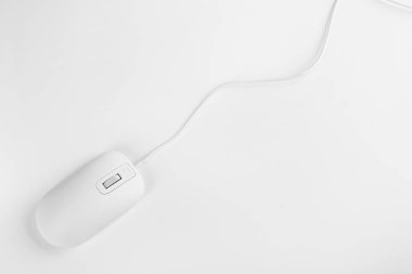 Beyaz arkaplanda modern kablolu optik fare, üst görünüm