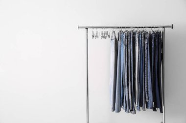 Beyaz arka planda farklı kot pantolonlar. Metin için boşluk