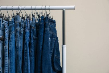 Renkli arka planda şık kot pantolon ile rafa kaldır, yakın plan