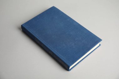 Açık gri arkaplan üzerine sert kapak kitabı. Tasarım için boşluk