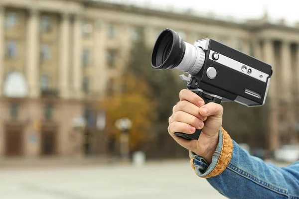 Молодой Человек Винтажной Видеокамерой Городской Улице Крупным Планом Пространство Текста — стоковое фото