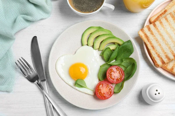 하얀 나무 위에 하트 모양의 튀긴 달걀을 곁들인 맛있는 아침 식사 — 스톡 사진
