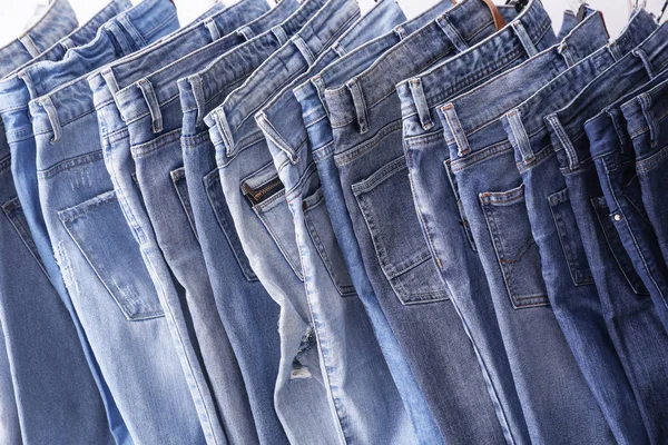 Vista de close-up de rack com jeans diferentes — Fotografia de Stock
