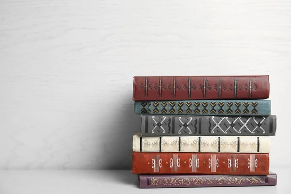 Kolekcja różnych książek na stole z białym drewnianym grzbietem — Zdjęcie stockowe