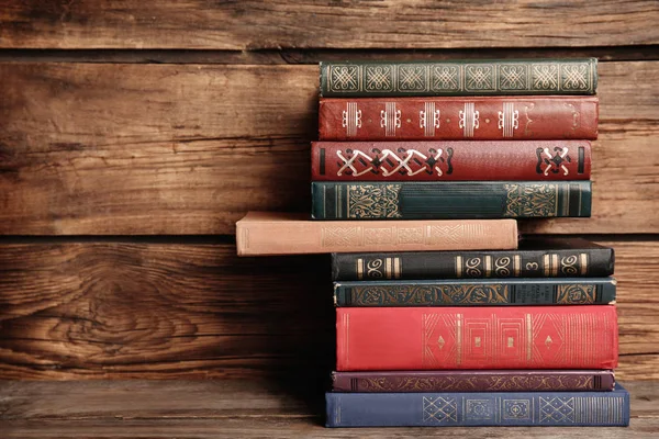 Colección de diferentes libros sobre mesa sobre fondo de madera —  Fotos de Stock