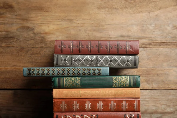Coleção de diferentes livros sobre fundo de madeira — Fotografia de Stock