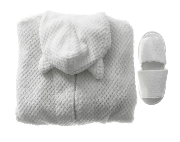Καθαριότητα διπλωμένο μπουρνούζι και παντόφλες απομονώνονται σε λευκό, πάνω όψη — Φωτογραφία Αρχείου