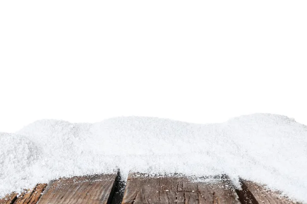 白い背景を背景に、木の表面に雪のヒープ — ストック写真