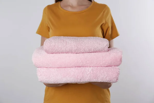 Woman Holding Fresh Towels Light Background Closeup — Stock Photo, Image