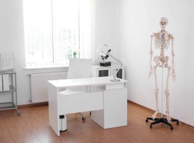 Modern ortopedist ofisinde insan iskeleti modeli