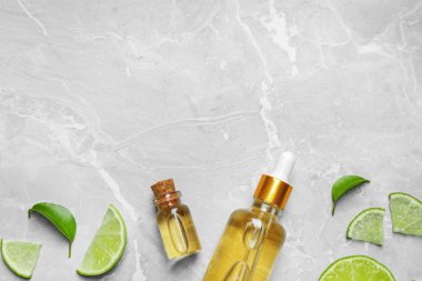 Açık gri mermer zemin üzerinde kireç esaslı yağlı düz bileşim, metin için boşluk