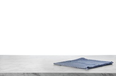 Beyaz mermer masaya katlanmış mutfak havlusu. Tasarım için boşluk