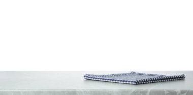 Gri masada katlanmış mutfak havlusu. Tasarım için boşluk