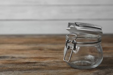 Ahşap masada boş cam kavanoz, metin için boşluk