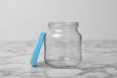 Beyaz mermer masada boş cam kavanoz