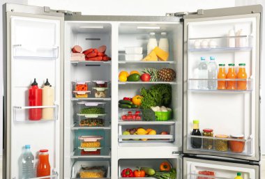 Beyazda izole edilmiş ürünlerle dolu açık buzdolabı