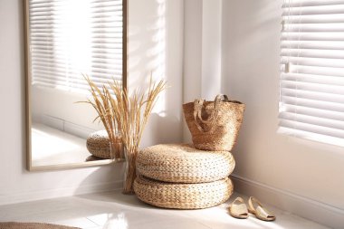 Odada büyük, şık bir ayna var. İç tasarım elementi