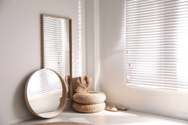 Odada büyük, şık aynalar var. İç tasarım elementleri