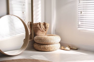 Odada büyük, şık aynalar var. İç tasarım elementleri