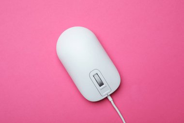 Pembe arka planda kablolu bilgisayar faresi, üst görünüm
