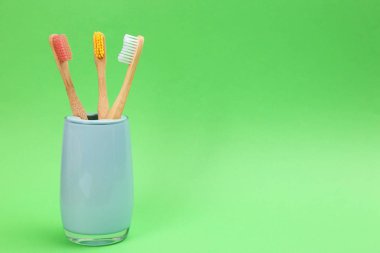 Yeşil arkaplanda Bambu diş fırçaları, Tex için boşluk