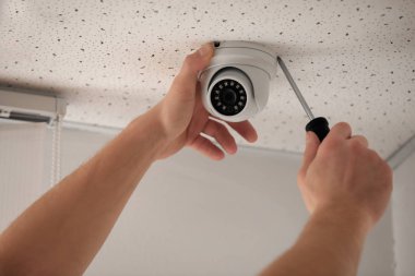 Teknisyen kapalı, closeup tavan CCTV kamera yükleme