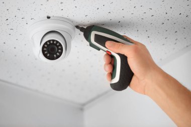 Teknisyen kapalı, closeup tavan CCTV kamera yükleme