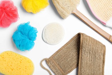 Beyaz arka planda plastik ve doğal duş süngeri, üst manzara. Geri dönüşüm kavramı