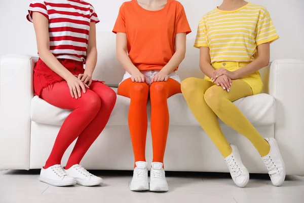 Mujeres Con Medias Brillantes Sentadas Sofá Interior Primer Plano — Foto de Stock