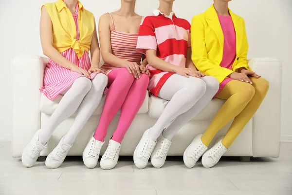 Женщины Разноцветных Колготках Сидят Диване Помещении Крупным Планом — стоковое фото