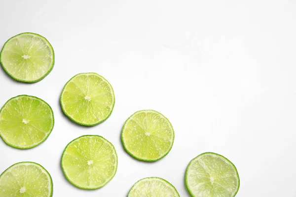 Sappige Verse Limoenschijfjes Witte Achtergrond Bovenaanzicht — Stockfoto