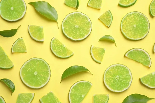 Sulu Taze Limon Dilimleri Sarı Arka Planda Yeşil Yapraklar — Stok fotoğraf