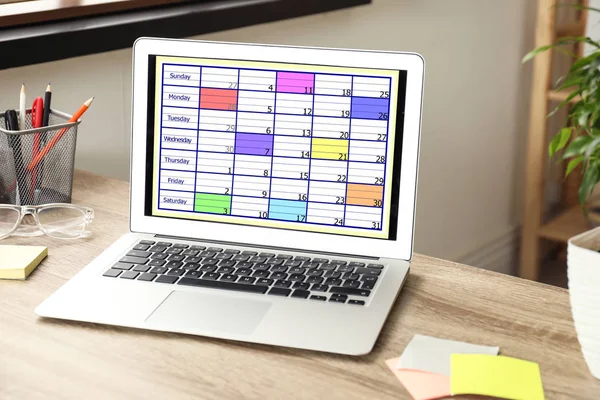办公室里备有日历应用程序的现代笔记本电脑 — 图库照片