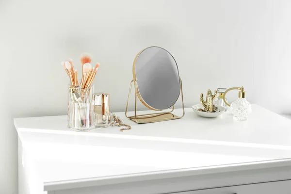 Small Mirror Makeup Products White Dressing Table Indoors — ストック写真