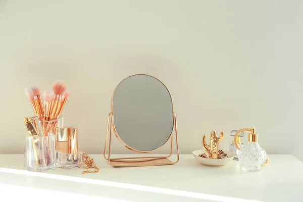 Kleiner Spiegel Und Make Produkte Auf Weißem Schminktisch Drinnen — Stockfoto