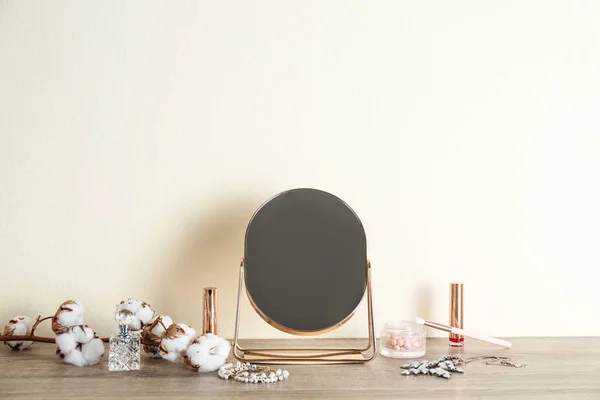 Espejo Productos Maquillaje Joyas Mesa Madera Cerca Pared Luz — Foto de Stock