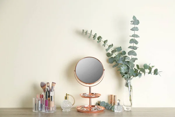 Miroir Avec Bijoux Produits Maquillage Sur Table Bois Près Mur — Photo